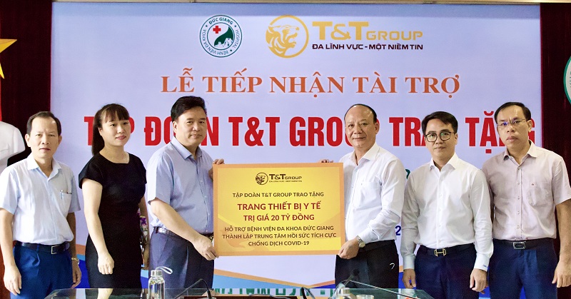 Ông Nguyễn Tất Thắng, Phó Tổng Giám đốc Tập đoàn T&T Group trao ủng hộ cho TS.BS Nguyễn Văn Thường, Giám đốc Bệnh viện đa khoa Đức Giang