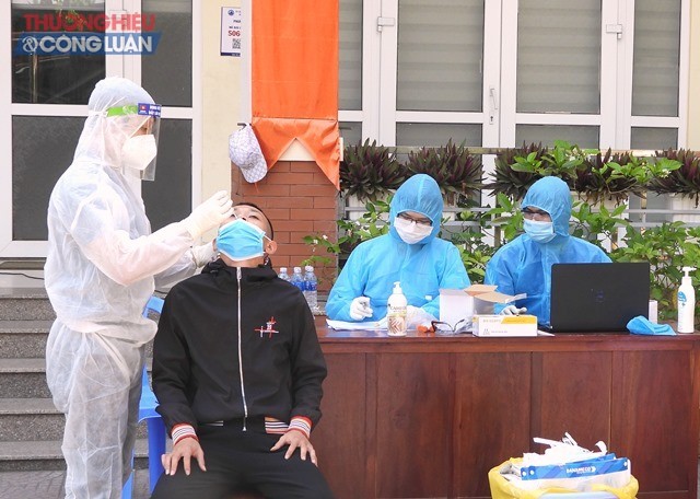 Ngành Y tế quận Liên Chiểu lấy mẫu xét nghiệm tại phường Hòa Khánh Nam