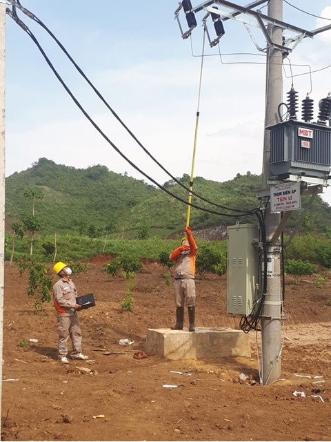 Công nhân Điện lực Sông Mã thực hiện đóng điện vào trạm biến áp Ten Ư