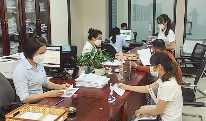 Tiếp nhận và trả kết quả giải quyết thủ tục hành chính tại Trung tâm Hành chính công tỉnh (Ảnh: bacninh.gov.vn)