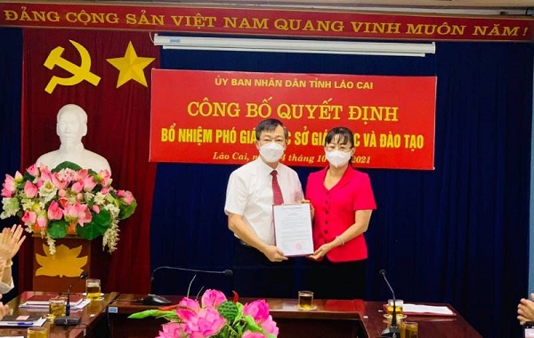Phó Chủ tịch UBND tỉnh Lào Cai, bà Giàng Thị Dung trao quyết định điều động, bổ nhiệm Phó Giám đốc Sở GDĐT cho ông Nguyễn Minh Thuận