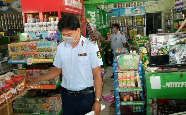 Lực lượng chức năng tiến hành kiểm tra tại tại các Trung tâm thương mại, siêu thị, cửa hàng tiện lợi và chợ truyền thống