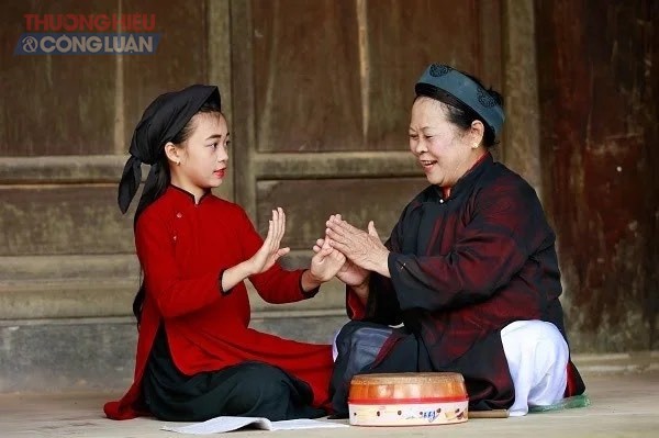 Nghệ nhân Nhân dân Hát Xoan Nguyễn Thị Lịch truyền dạy hát Xoan