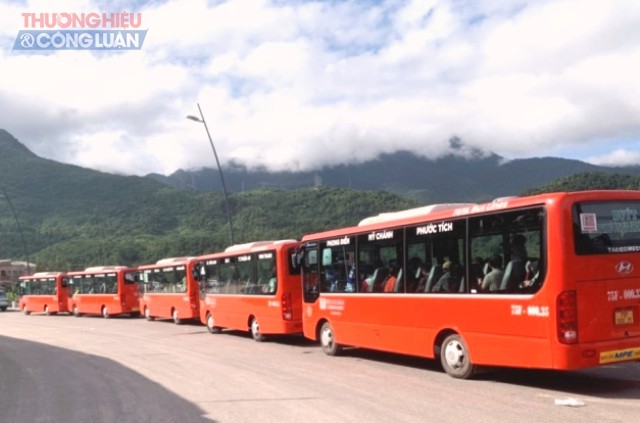 Tỉnh Thừa Thiên Huế bố trí 15 ôtô khách trung chuyển 350 người đi bộ từ các tỉnh thành phía Nam về quê.