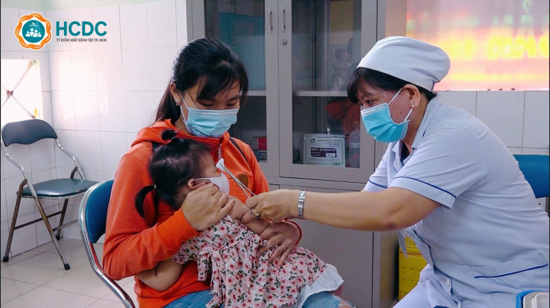 tiêm vắc xin cho trẻ trong chương trình tiêm chủng mở rộng. Ảnh HCDC