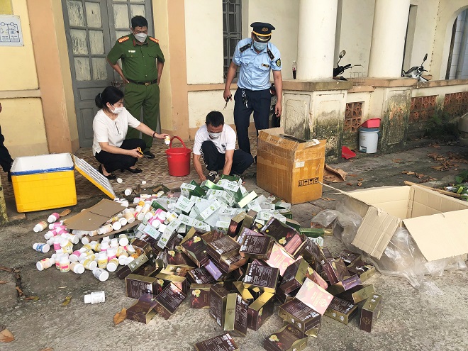 Lạng Sơn: Tổ chức tiêu hủy lô hàng hóa đồ uống vi phạm