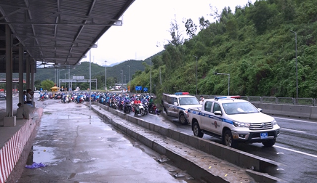 Lực lượng chức năng dẫn đường cho người dân lưu thông qua hầm Hải Vân sáng ngày 7/10.