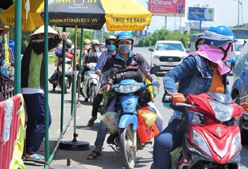 Người dân trở về địa phương qua chốt kiểm soát tại Siêu thị GO Cần Thơ. Ảnh: KT