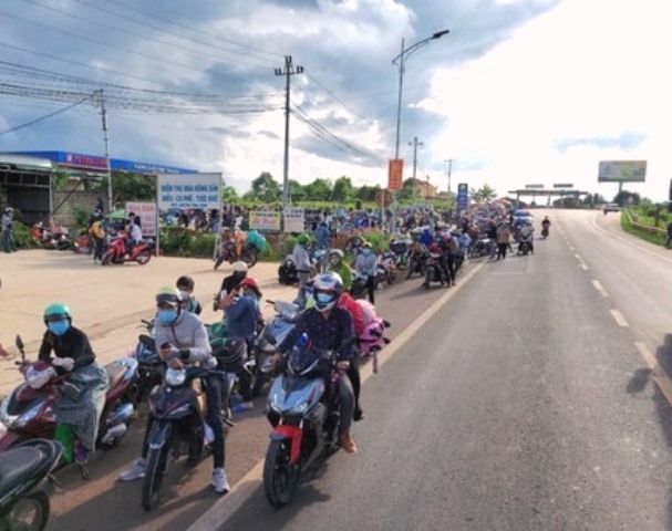 Người dân từ các tỉnh phía Nam về quê tự do bằng xe máy khi lưu thông qua địa bàn tỉnh Quảng Nam