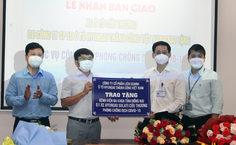Đại diện Công ty trao tặng bảng tượng trưng xe cứu thương cho Bệnh viện ĐK Đồng Nai