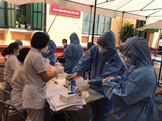 H&agrave; Nội th&ecirc;m 2 ca mắc Covid-19 mới ở Ho&agrave;n Kiếm v&agrave; Ph&uacute; Xuy&ecirc;n s&aacute;ng 7/10