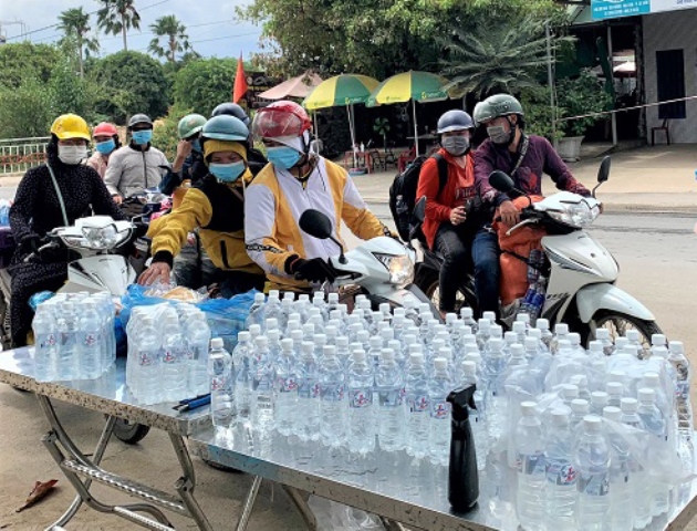 Người dân các tỉnh phía Nam về quê qua địa bàn Thành phố Đà Nẵng nhận nước uống, thức ăn miễn phí