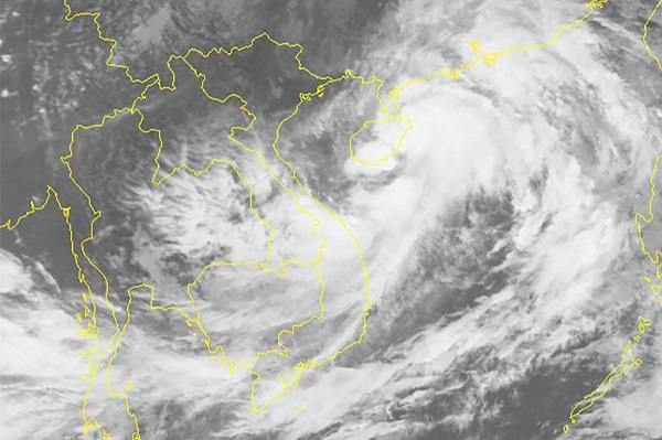 Tâm bão số 7 đang tiến vào đảo Hải Nam (Trung Quốc) sau đó sẽ đi vào vịnh Bắc Bộ với diễn biến rất phức tạp khi chịu ảnh hưởng của không khí lạnh