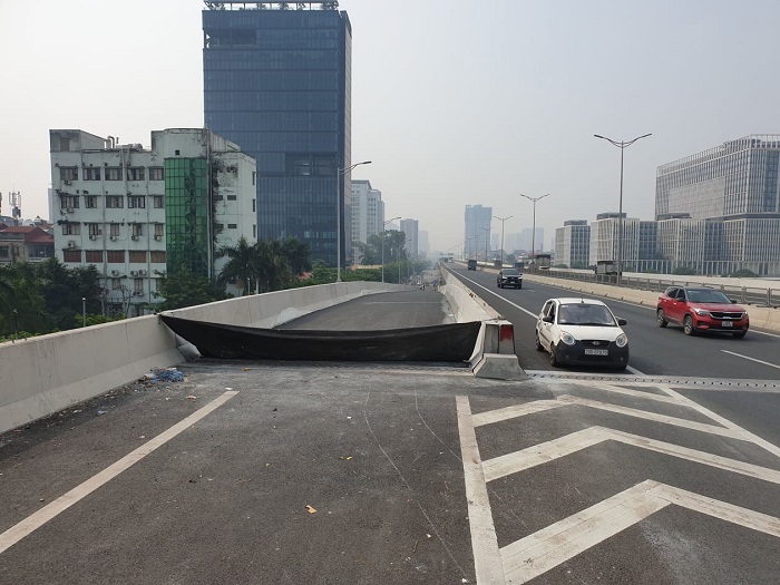 Sau 1 năm thông xe (tháng 10/2020), các lối kết nối lên xuống đường trên cao Vành đai 3 đoạn Mai Dịch - cầu Thăng Long vẫn chưa thể đi vào hoạt động gây bức xúc cho người tham gia giao thông.