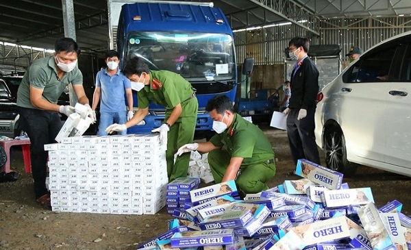 Bắt quả tang 2 đối tượng vận chuyển 11.200 bao thuốc lá nhập lậu tại Sóc Trăng