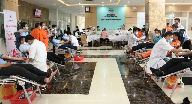 Quang cảnh hiến máu tại Công ty Điện lực Thừa Thiên Huế