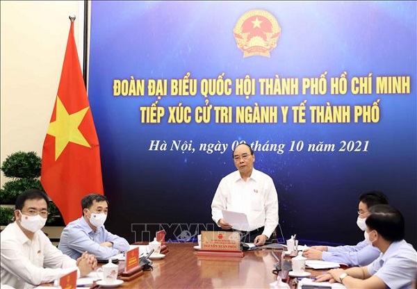 Chủ tịch nước Nguyễn Xuân Phúc tiếp xúc cử tri ngành y tế thành phố Hồ Chí Minh theo hình thức trực tuyến (Ảnh TTXVN)