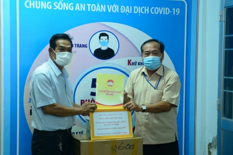Ông Phan Mộng Thành, Phó Chủ tịch UBMTTQ Việt Nam tỉnh Cà Mau nhận quà từ đại diện của ông Bùi Chí Thương.
