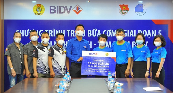 Đại diện BIDV trao biển tượng trưng 18.000 suất cơm tới Ban Tổ chức chương trình