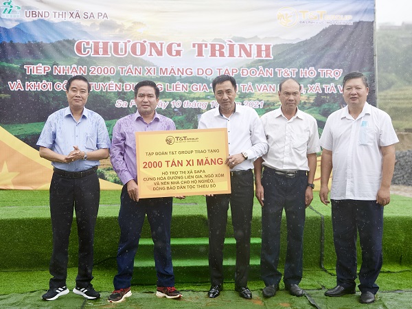 Ông Nguyễn Anh Tuấn, Phó Tổng Giám đốc Tập đoàn T&T Group trao tặng 2.000 tấn xi măng cho ông Vương Trinh Quốc, Chủ tịch UBND thị xã Sa Pa