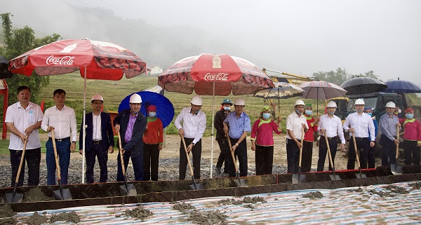 Các đại biểu thực hiện nghi lễ khởi công xây dựng tuyến đường liên gia thôn Tả Van Dáy I, xã Tả Van, thị xã Sa Pa