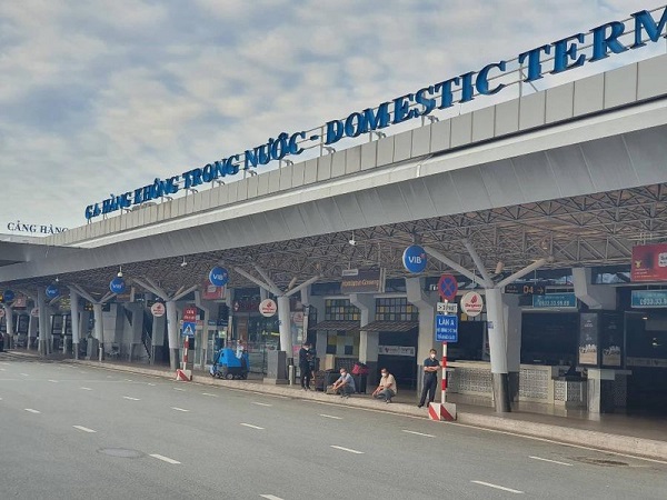 Sân bay Tân Sơn Nhất vắng khách trong những ngày đầu mở lại chuyến bay