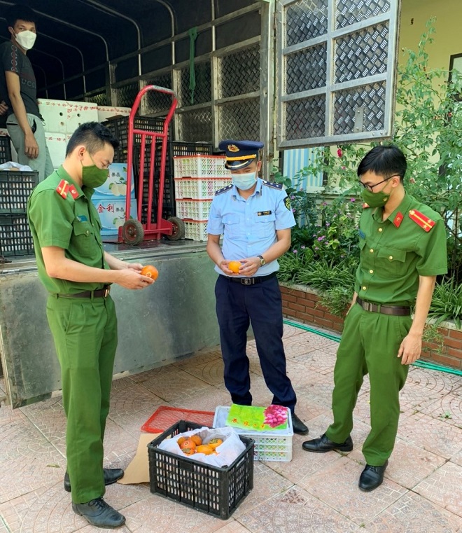 Sơn La: Thu giữ hơn 2 tấn hoa quả tươi không rõ nguồn gốc