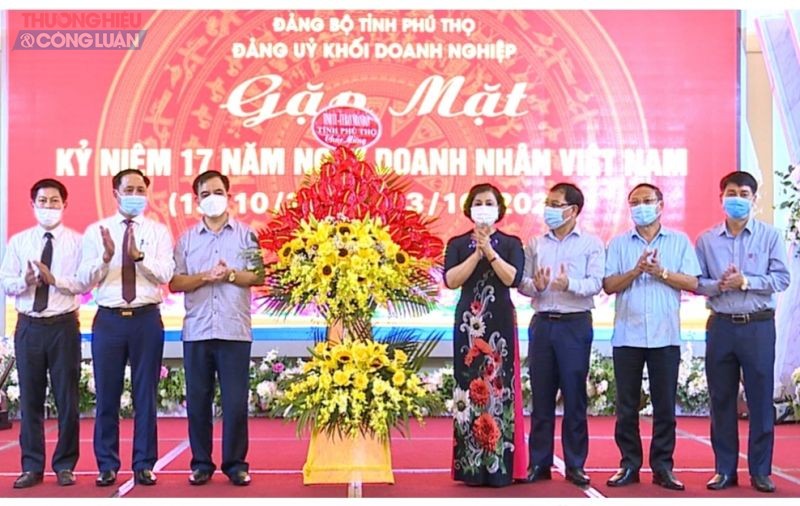 Phó Chủ tịch UBND tỉnh Phú Thọ Nguyễn Thanh Hải tặng hoa chúc mừng Đảng ủy Khối Doanh nghiệp và cộng đồng doanh nghiệp, doanh nhân trong Khối nhân ngày Doanh nhân Việt Nam.