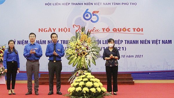 Trưởng Ban Dân vận Tỉnh ủy Nguyễn Thị Thanh Huyền tặng hoa chúc mừng ngày truyền thống Hội LHTN