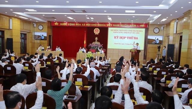 Các đại biểu biểu quyết thông Nghị quyết tại kỳ họp lần thứ Ba, HĐND tỉnh khóa XVIII, nhiệm kỳ 2021-2026.