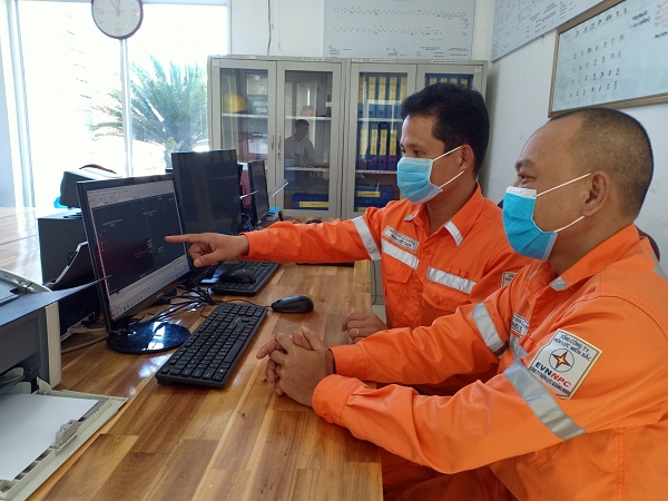 Công nhân Điện lực Hải Hà lên phương án triển khai vận hành mạch vòng trung áp (DMS) lưới điện trung áp khu vực Quảng Hà