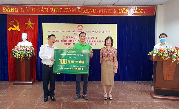Tập đoàn Alphanam đã trao tặng 300 triệu đồng cho tỉnh Lào Cai để tiến hành mua 100 bộ máy vi tính cho học sinh nghèo trên địa bàn tỉnh