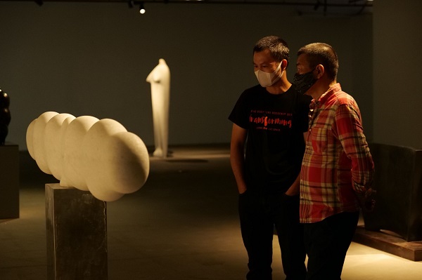 Các tác phẩm điêu khắc đá đặc sắc tại triển lãm “Biến chuyển | Transforming”