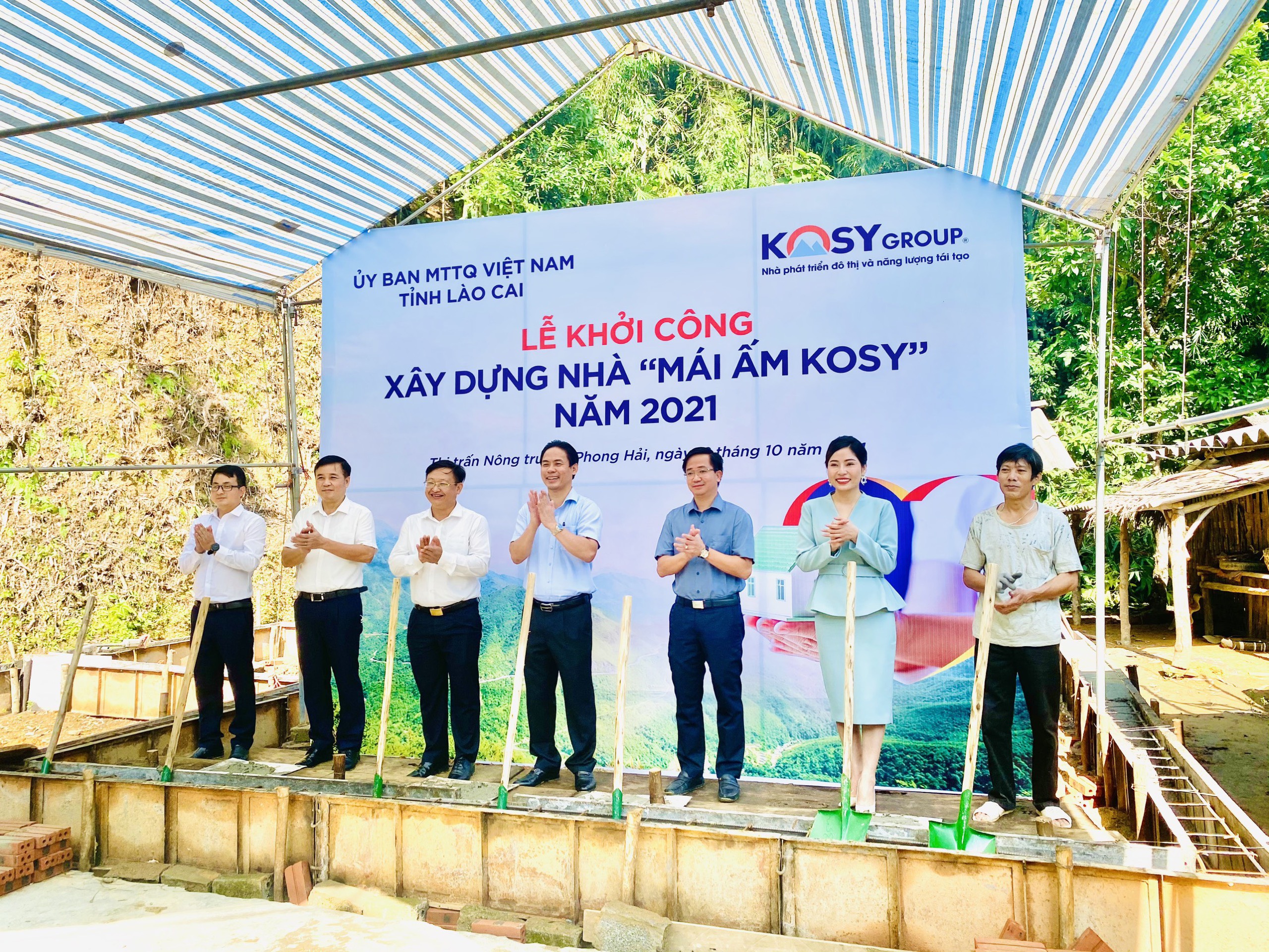 Đại diện lãnh đạo địa phương, Tập đoàn Kosy và chủ hộ thực hiện nghi thức khởi công xây dựng ngôi nhà đầu tiên được nhận hỗ trợ.