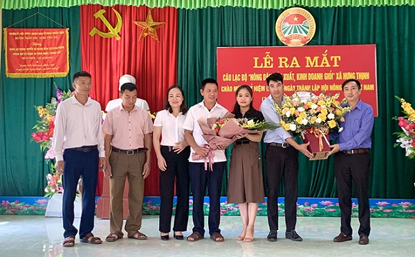Lãnh đạo Hội Nông dân tỉnh và Hội Nông dân huyện Trấn Yên tặng hoa và chúc mừng CLB 