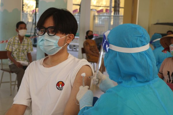 Tiêm vắc xin cho người dân trên địa bàn thành phố Cần Thơ. Ảnh: KT