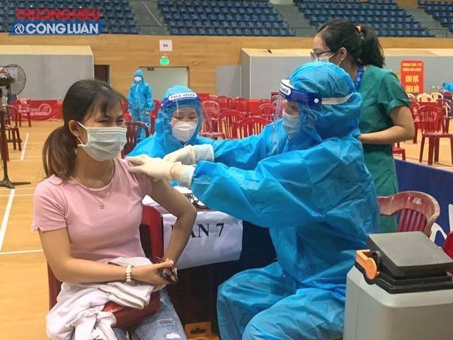 Tiêm vaccine, tại Cung thể thao Tiên Sơn
