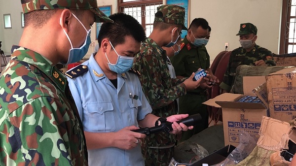 Tạm giữ 216 chiếc đèn pin có dấu hiệu nhập lậu