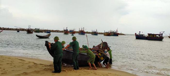 Lực lượng Biên phòng giúp ngư dân neo đậu tàu thuyền tránh bão an toàn