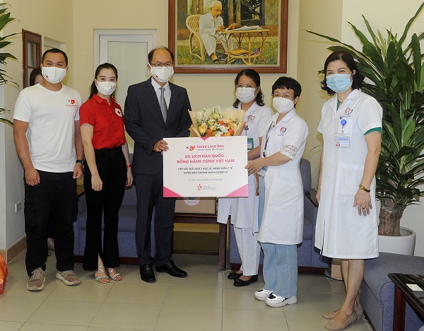 Du lịch Hàn Quốc cùng Việt Nam tiếp sức y bác sĩ tuyến đầu chống dịch