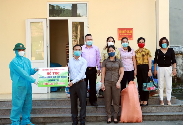 Hà Giang: Hội Nông dân tỉnh tặng quà hỗ trợ công dân trở về từ các tỉnh miền Nam