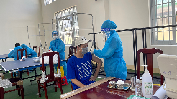 Người dân đến tiêm vắc xin ngừa Covid-19 tại điểm tiêm phường Dương Đông, thành phố Phú Quốc. Ảnh: KT