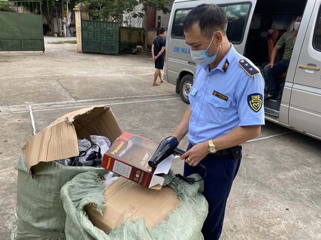 Lạng Sơn: Phát hiện hơn 100 chiếc máy sấy tóc giả mạo nhãn hiệu