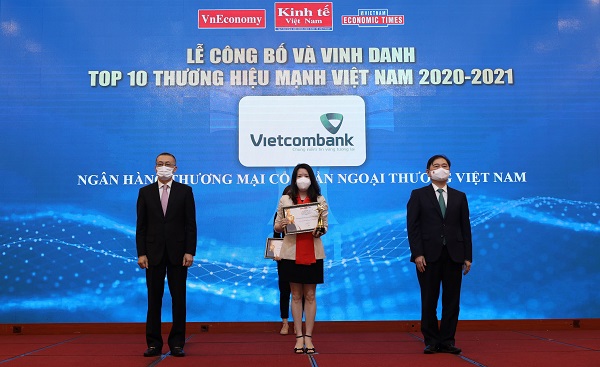 Đại diện Vietcombank (ở giữa) nhận giải thưởng Top 10 Thương hiệu mạnh Việt Nam năm 2020-2021