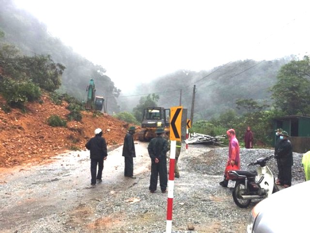 Hà Tĩnh: Sạt lở nghiêm trọng, quốc lộ 8A ách tắc trong nhiều giờ