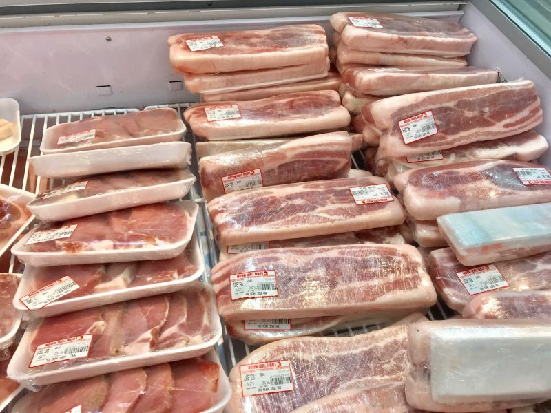 Nhập khẩu hàng trăm nghìn tấn thịt đông lạnh: Chăn nuôi nội địa gặp khó?