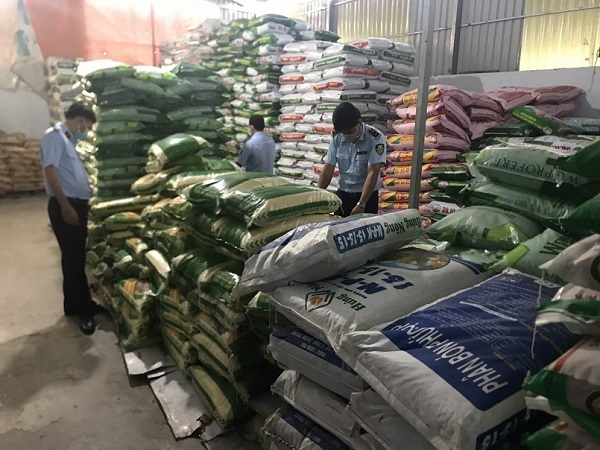 Vĩnh Long: Phát hiện 335 bao phân bón hết hạn sử dụng và vi phạm về nhãn