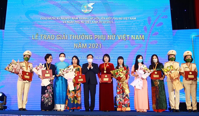 Giải thưởng Phụ nữ Việt Nam năm nay được trao cho 6 tập thể và 10 cá nhân xuất sắc trên các lĩnh vực kinh tế, giáo dục, văn hóa, y học, công tác xã hội, phát triển cộng đồng.
