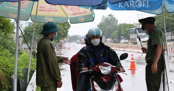 Người dân "vùng xanh" ra vào tỉnh Vĩnh Phúc không cần giấy xét nghiệm