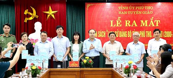 Ban Tuyên giáo Tỉnh uỷ tặng cuốn sách “Lịch sử Đảng bộ tỉnh Phú Thọ, tập III (2000-2020) cho các đơn vị.